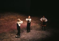 Norsk Folkemuseums dansegruppe   danser i Nasjonalteateret 7