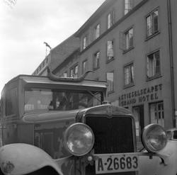 Lastebil med kuhorn, Oslo 1956. Antatt av typen Chevrolet 19
