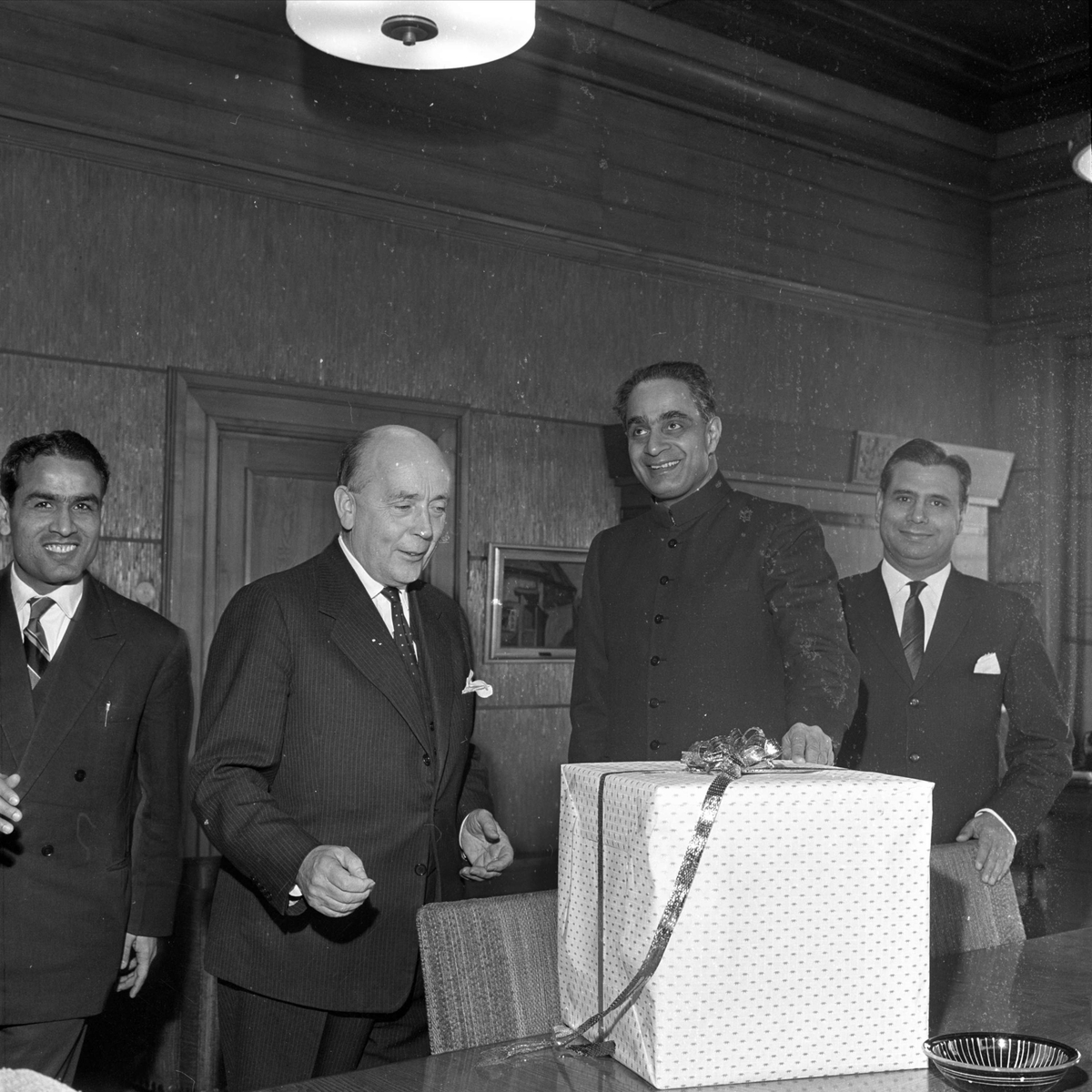 Gave fra India til Oslo, ambassadøren og T. Bull. 27.11.1964.
