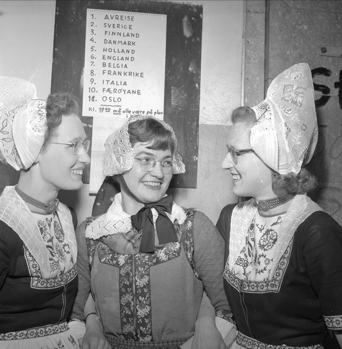 Kvinner i kostymer. Mars 1954. Bygdelag. Teatersalen, ant. fra stykket "Rundreise".