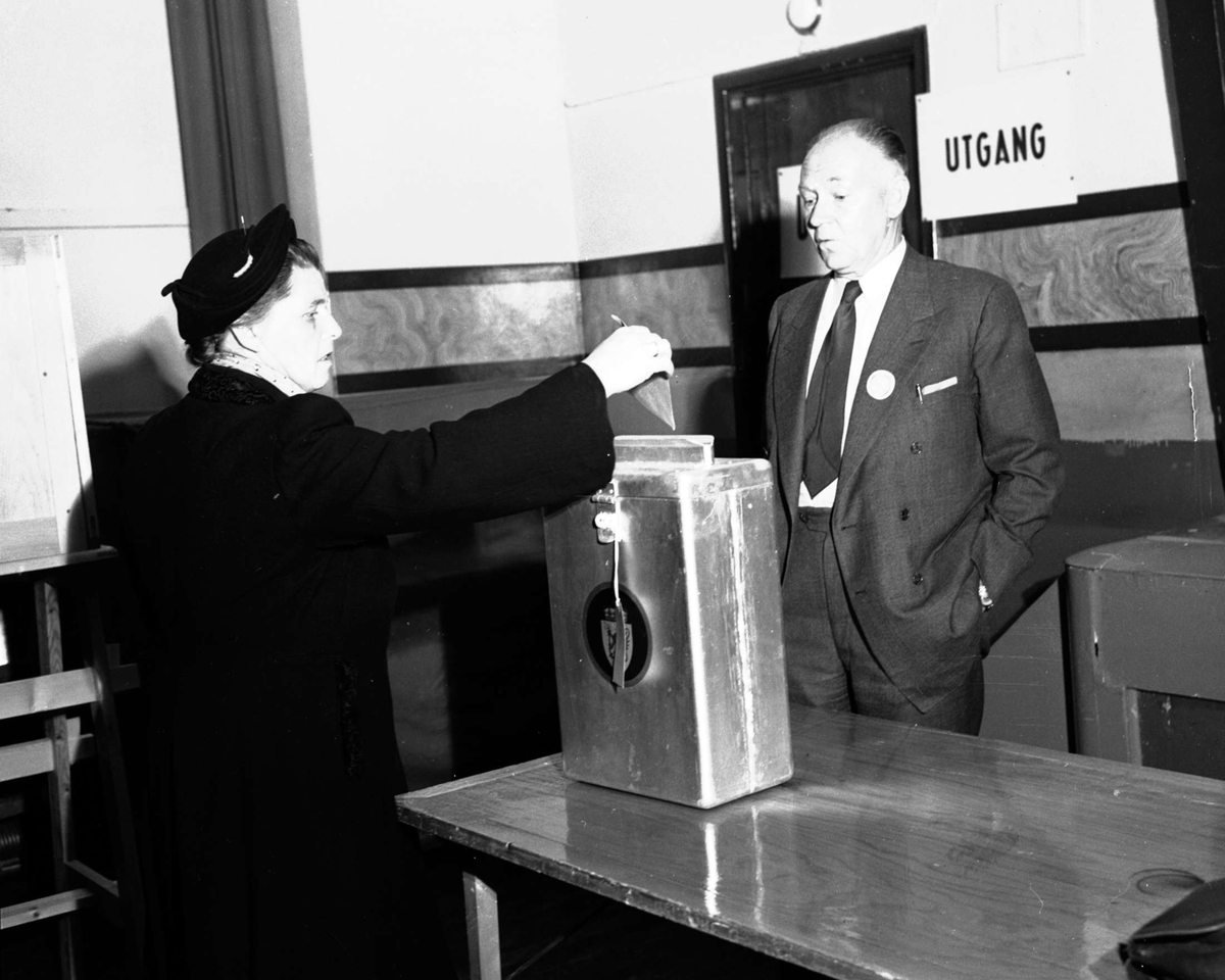Stortingsvalg ant. Oslo 12.10.1953. Stemmegiving.