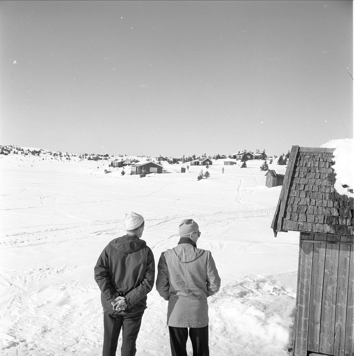 Sjusjøen, Ringsaker, Hedmark, 25.03.1964. Hytter på fjellet.