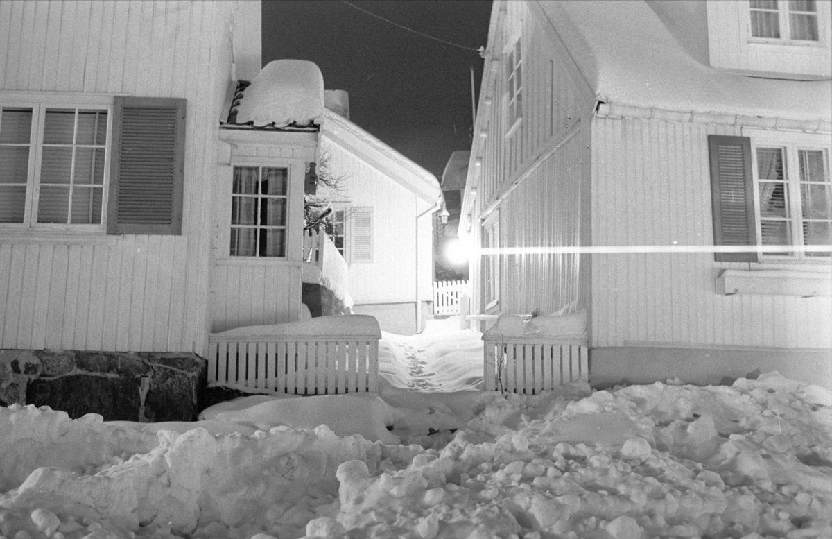 Bevaring av "det gamle Drøbak", Frogn, februar 1970. Bybilde med snø. Trehusbebyggelse.