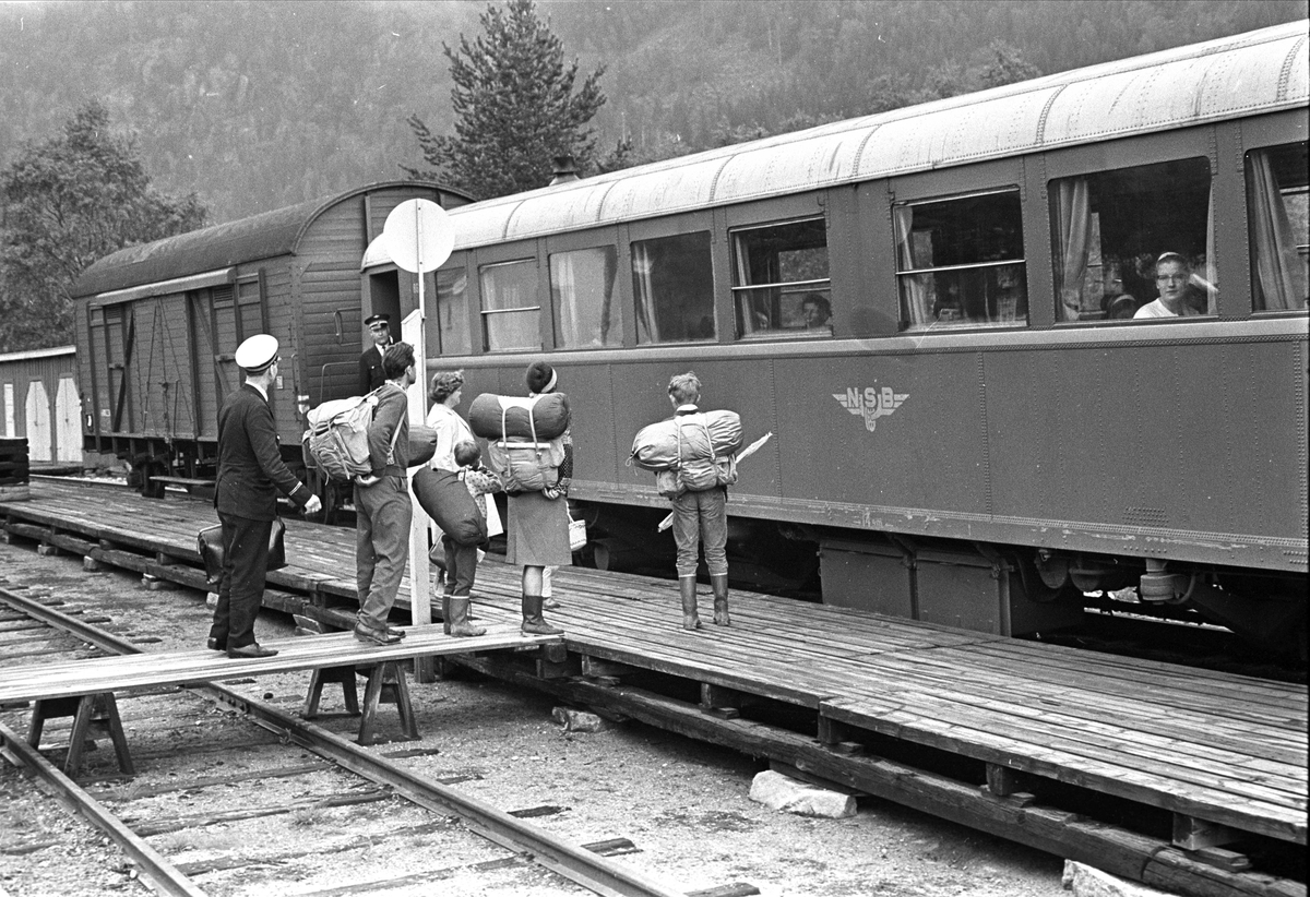 Fra Rollag 1968. Ryggsekkturister skal ombord i toget.