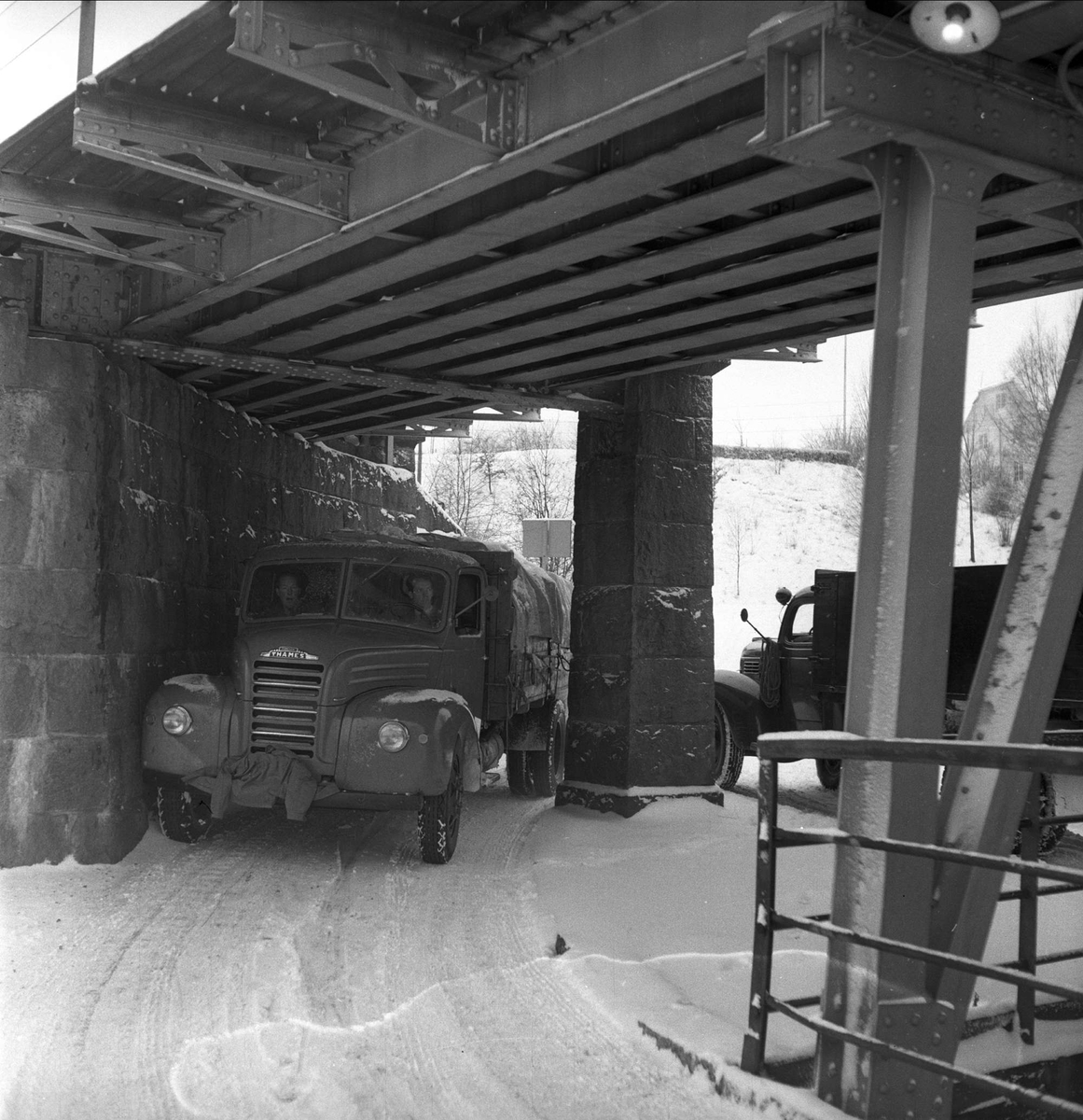 Minnesund, Akershus, november 1951. Lastebil under den gamle Minnesundbrua.
