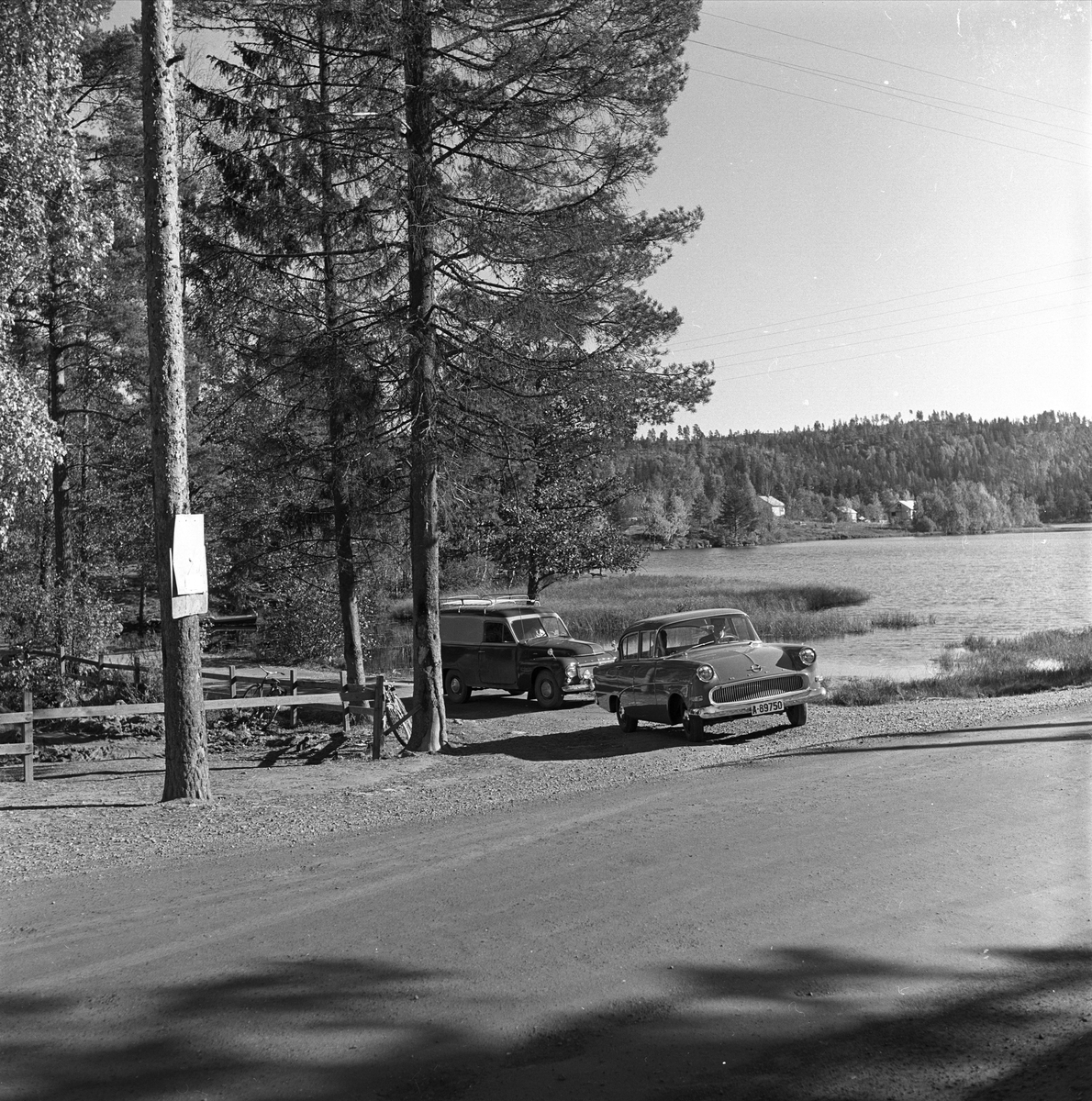 Vangen, Enebakk, Akershus, 01.10.1960. Skiforeningens sportshytte. Landskap med biler

