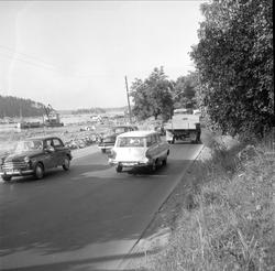 Drammensveien, 21.08.1958. Landskap med vei og biler

.