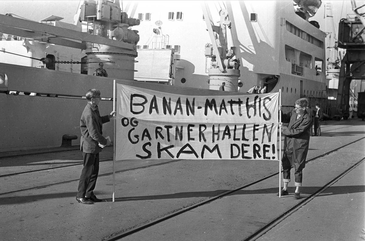 Oslo, sentrum, mai 1963, Filipstadkaia, handelsboikott mot Sør-Afrika.