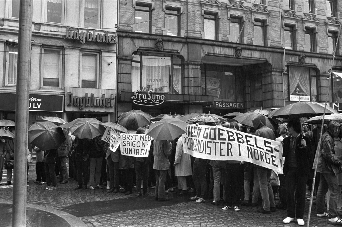 Oslo, september 1970, demonstrasjon utenfor det Sør-Vietnamesiske informasjonskontor.