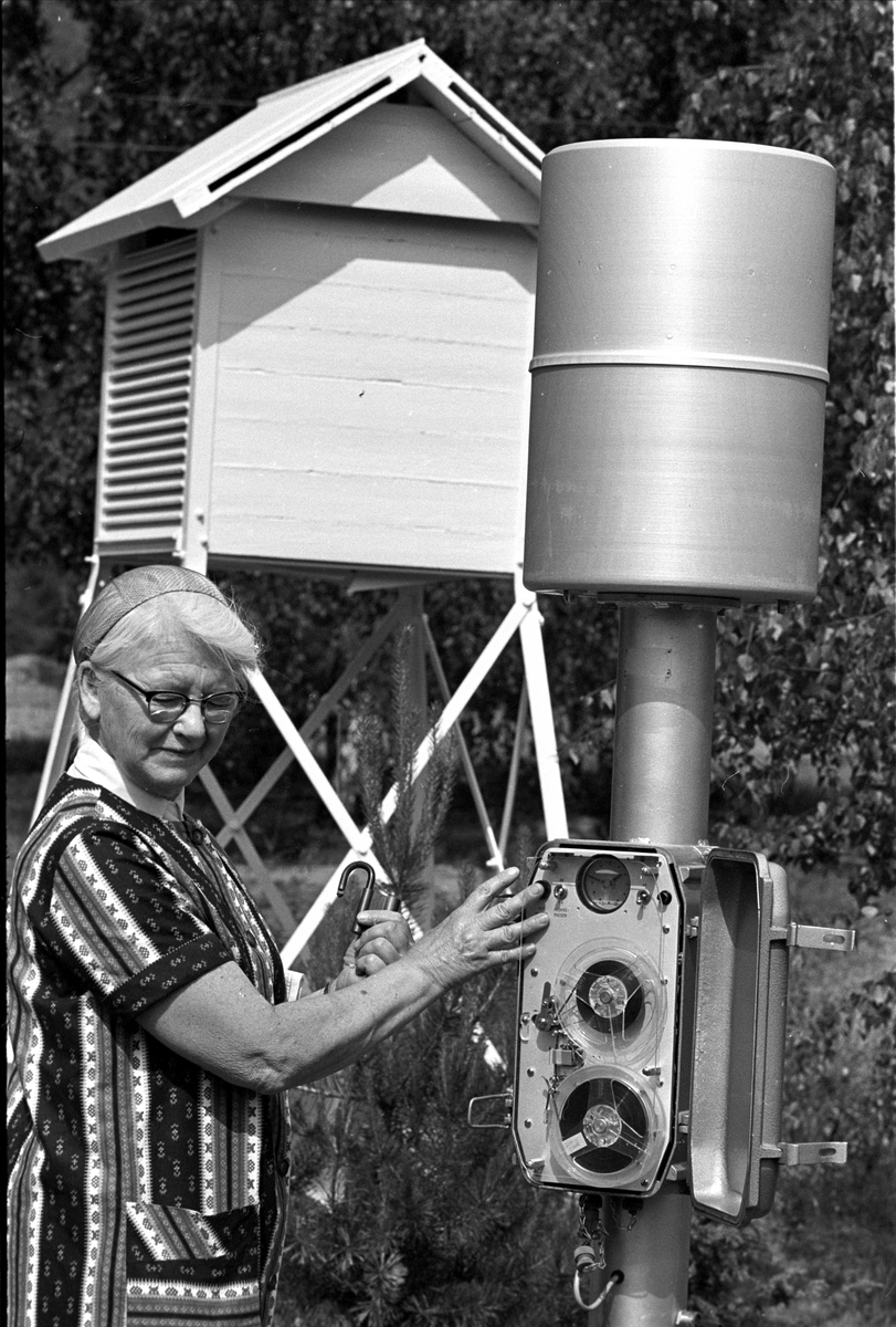 Buskerud, Hallingdal, Nesbyen, 1970, varmerekord, kvinne ved værstasjon.