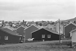 Fra Vadsø september 1968. Tett med lave boliger i Vadsø.