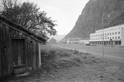 Fra Sunndalsøra, Sunndal 05.11.1960. Gammel bygning i sterk 