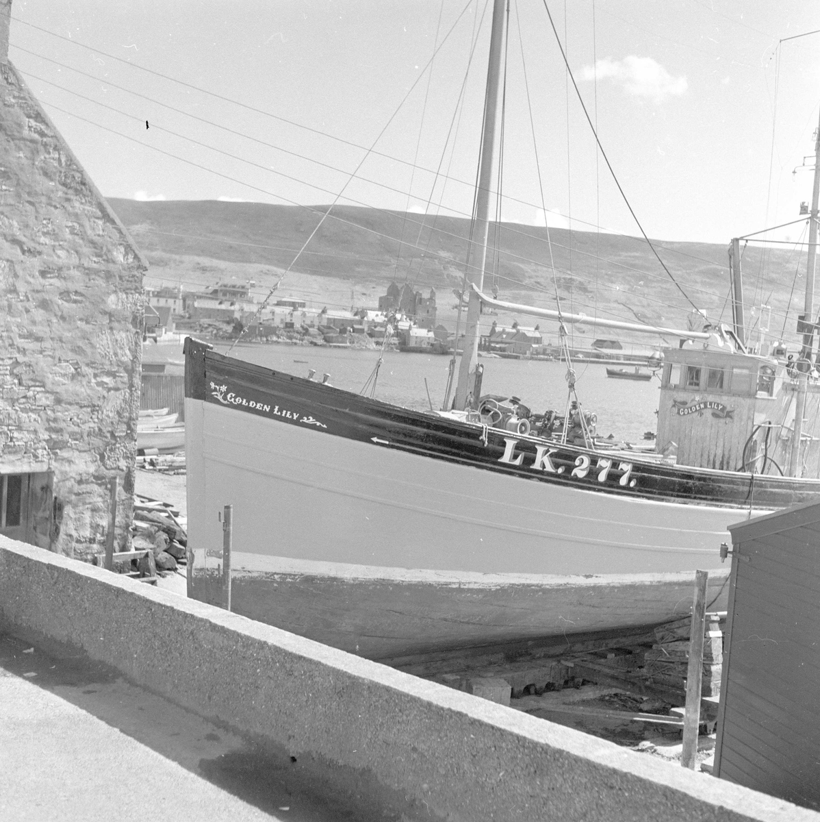 Pigghåfiske på Shetland.
Shetland, 14-22. mai 1958, fiskeskøyta ved kai.