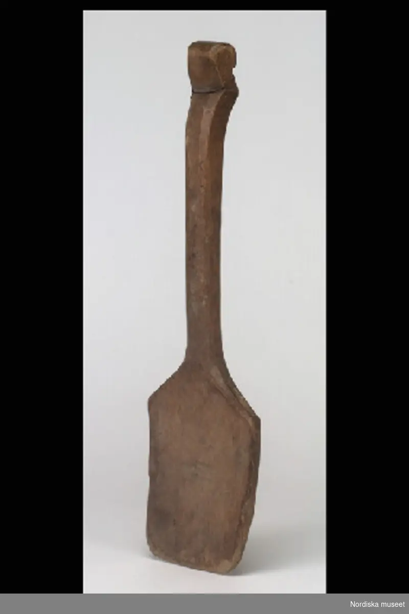 Inventering Sesam 1996-1999:
L 45 cm
B 12,6 cm
Skovel, leksak, av obehandlat trä. Skaft och skovel i ett stycke. Skuren knyck vid handtaget.
Skoveln bär spår av att ha varit brukad.
Leif Wallin mars 1998