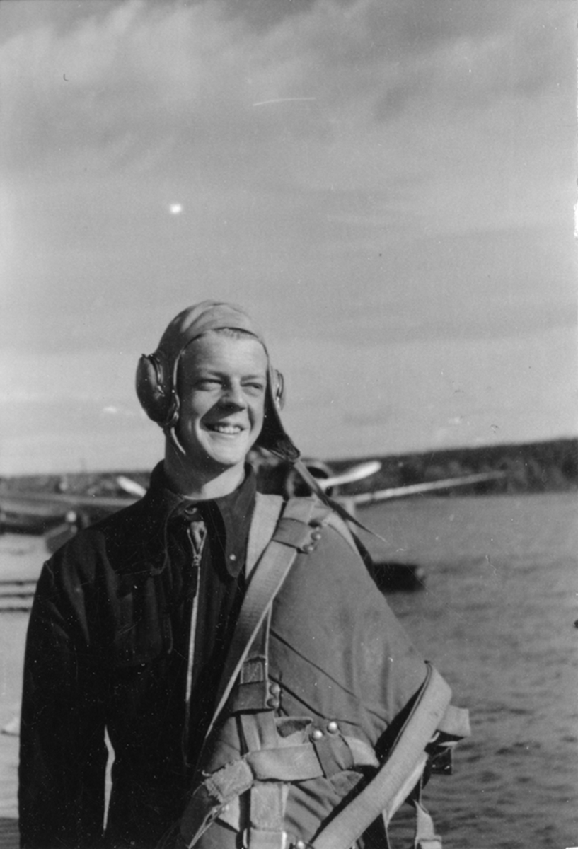 Flygaspirant Bertil Lidén, porträtt framför flygplan S 17 på F 2 Hägernäs, 1943.