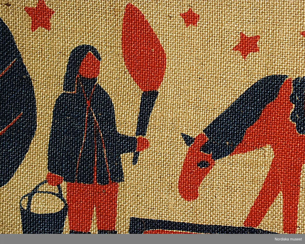 Huvudliggaren:
"Bonad, 'Staffansbonad', juteväv, tryckt mönster i blått och rött, kantad med rött bomullsband; mönster: fem hästar vid brunn, man med spann och fackla, stjärnor."