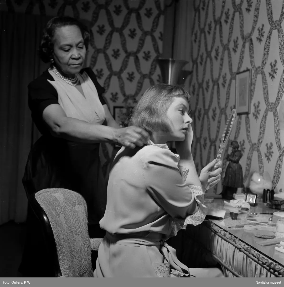 Ingrid Bergman i logen under en inspelningspaus av Alfred Hitchcocks film Notorious, där hon spelade mot Gregory Peck.