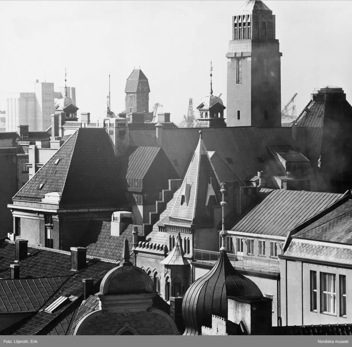 Utsikt över taken i kvarteret Residentet mot Kansligatan. Lökkupolen tronar på hörnhuset vid Adelgatan, Malmö.