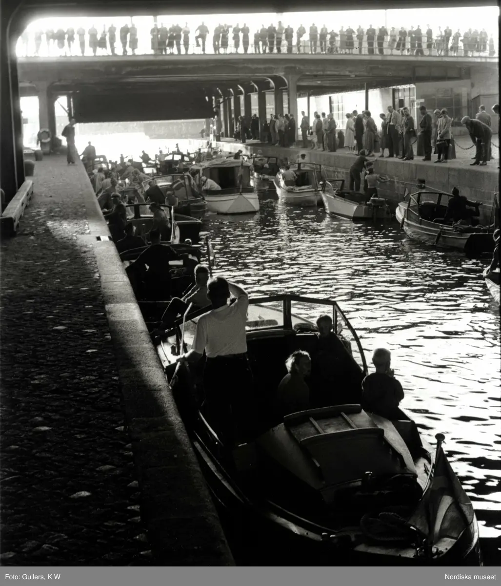 Båtar vid Karl Johan-slussen, Stockholm.