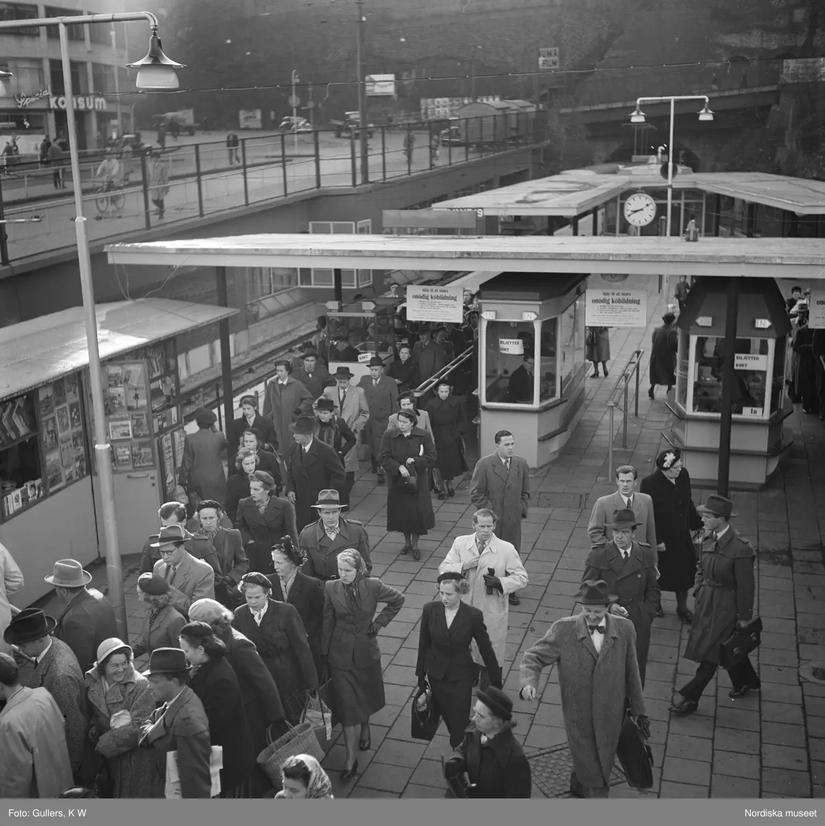 Stockholm, Slussens tunnelbanestation, 1950. Katarinavägen går snett upp till vänster.