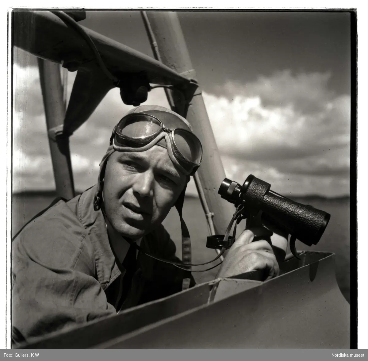 Prins Bertil med kikare ombord på motortorpedbåt, 1941.