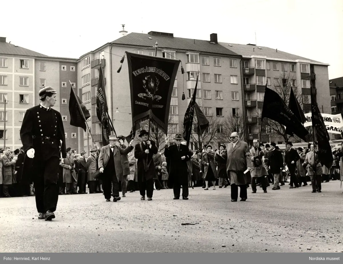 Demonstration 1:a maj. Fana med texten "MASKINIST & ELDAREFACKFÖRENINGEN STIFTAD DEN 31 DECEMB. 1900. SAMARBETE BRODERSKAP