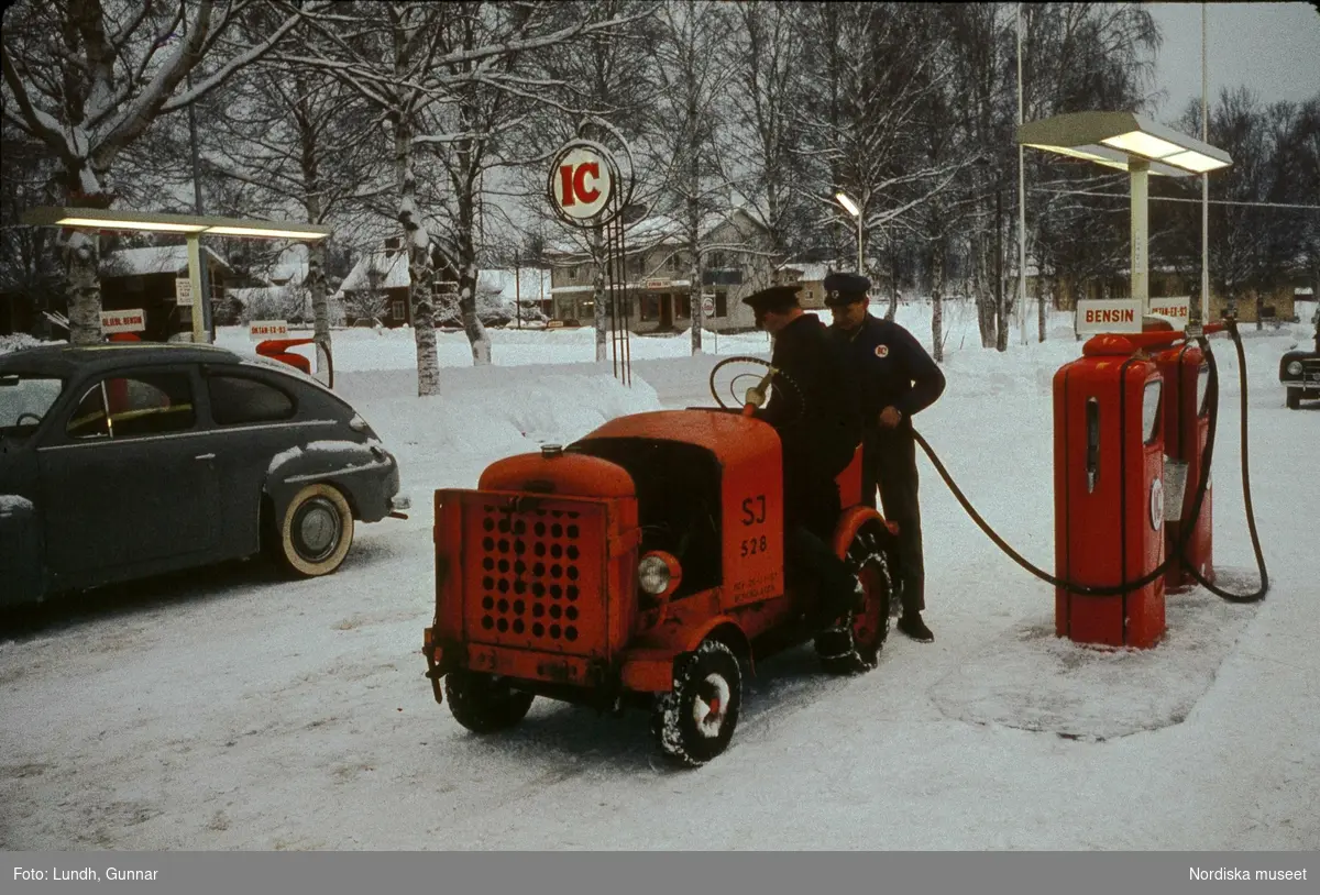 Vinterbild av en  IC bensinstation någonstans i Sverige