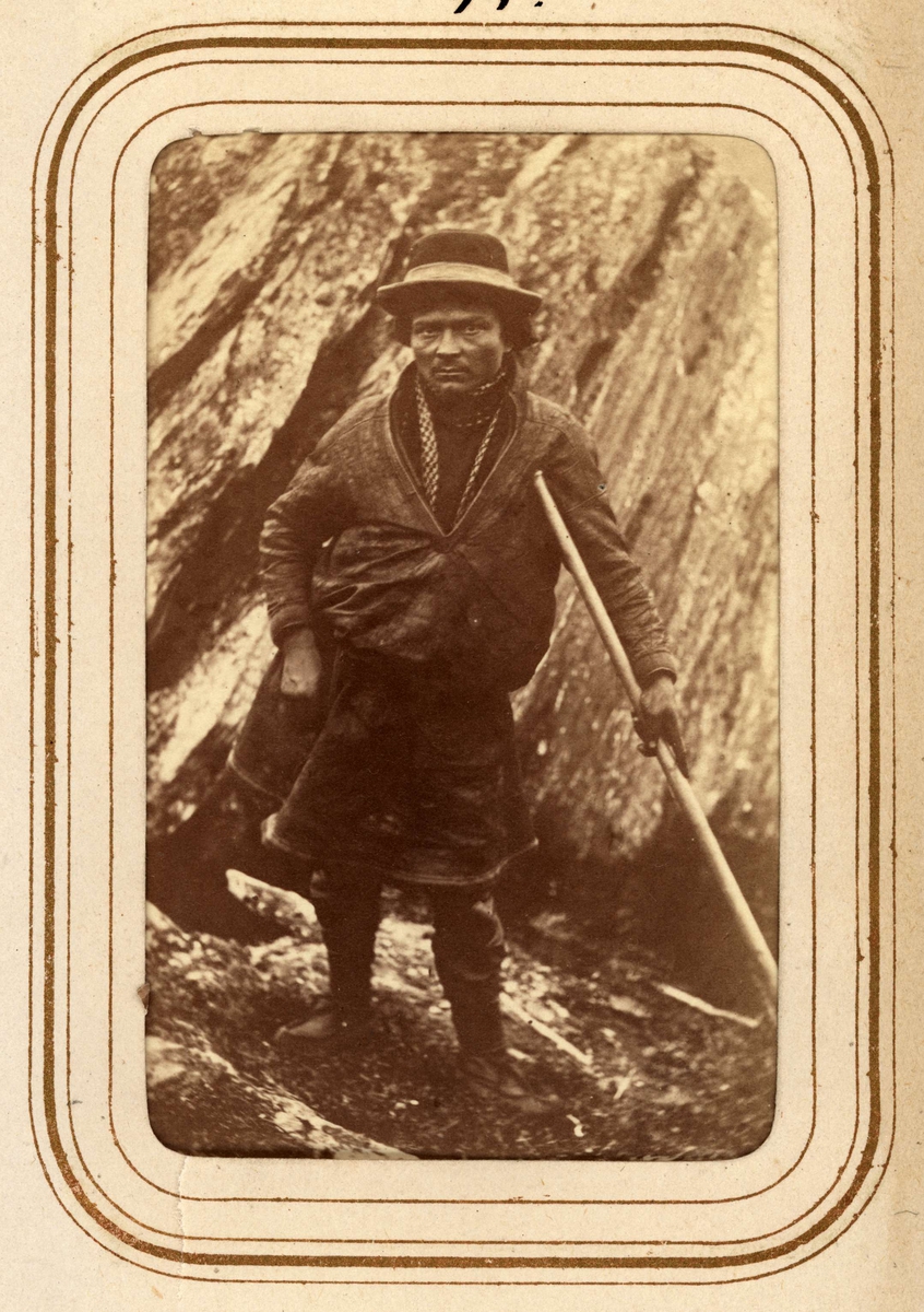 Man med käpp samt man med spjut. Ur Lotten von Dübens fotoalbum med motiv från den etnologiska expedition till Lappland som leddes av hennes make Gustaf von Düben 1868.