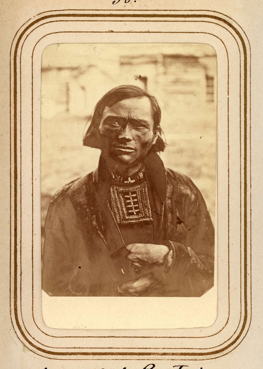 Porträtt av Anders Olof Pantsi, 34 år, Tuorpons sameby. Ur Lotten von Dübens fotoalbum med motiv från den etnologiska expedition till Lappland som leddes av hennes make Gustaf von Düben 1868.
