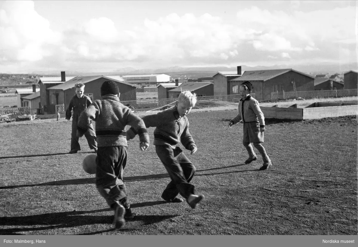 Barn spelar fotboll, Reykjavík, Island.