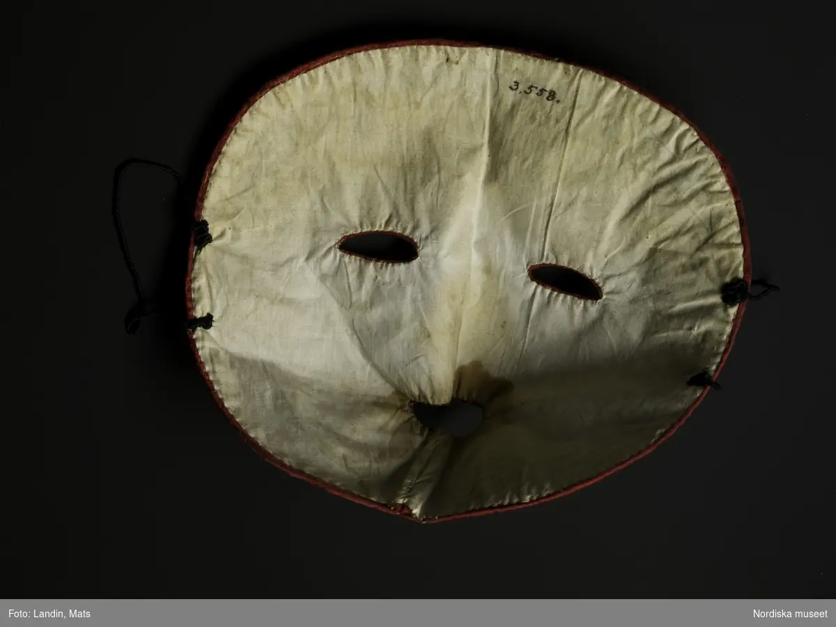 Mask av guldbroderad sammet. Skall enligt uppgift ha tillhört Gustav den tredje. Nordiska museets föremål inv.nr 3558.

På sista bilden NMA.0048167_04 visas masken tillsammans med Gustav III dödsmask. 
/ULHO 2010-11-08

