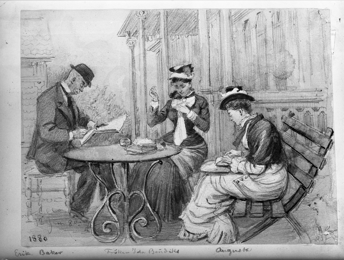 Handarbetande sällskap sitter vid trädgårdsbord, utanför ett hus. En kvinna syr, en kvinna knypplar och en man läser en tidning (eller skriver). Avfotograferad akvarellerad teckning (21.7  x 16.2 cm.) av Fritz von Dardel (1817 - 1901). Daterad 12 juni 1880. Montebello, Östra Ryds socken, Danderyds skeppslag i Uppland. 