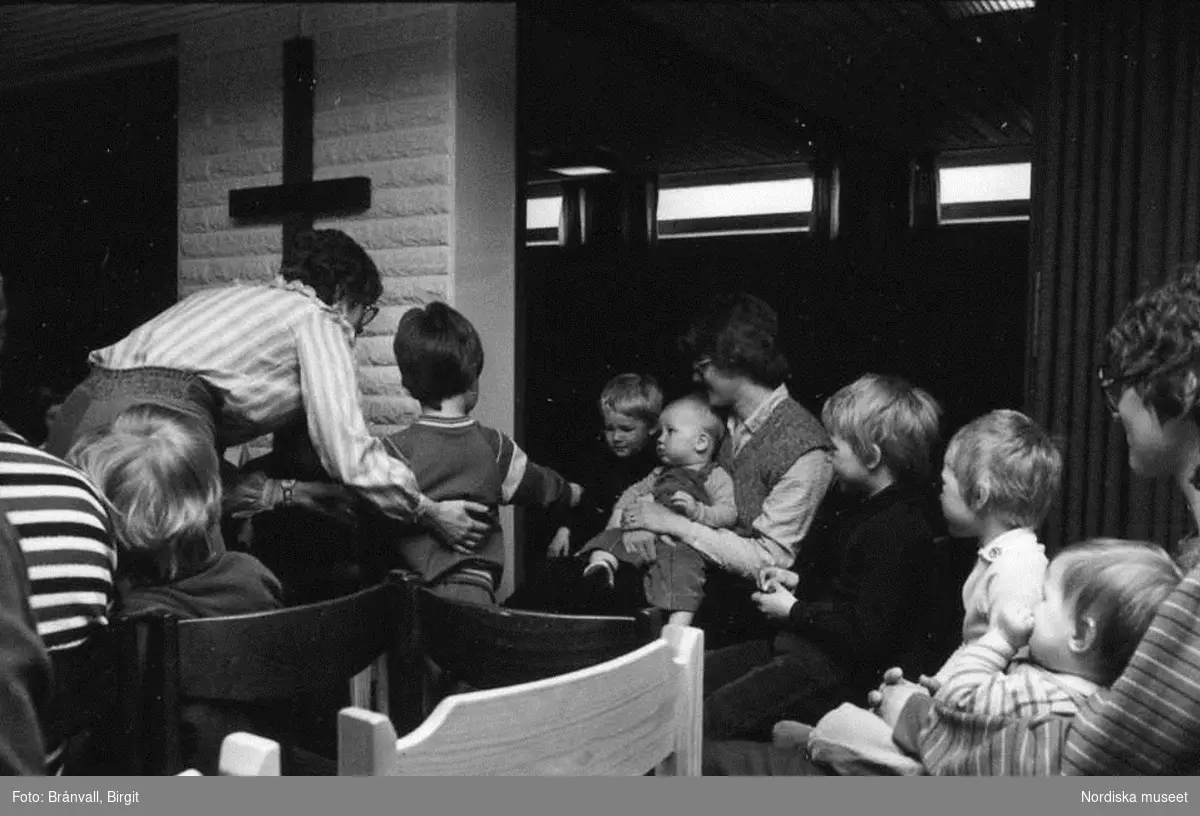Storuman 1982. Ungdomsgård.
Barnverksamhet i Filadefiakyrka. Personal, barntimme med 3-4 åringar och avslutningsfest med barn och föräldrar.