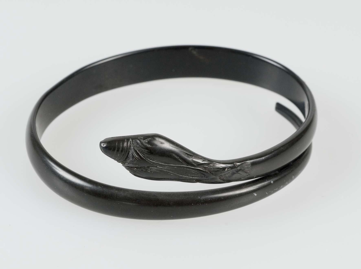 Armring av svart celluloid utformad som en orm.

