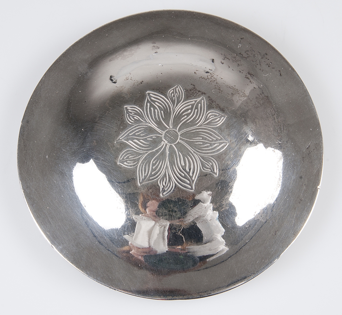 Ask (UM13193a_01) av svarvat svartbetsat trä. Lock (UM13193a_02) av silver med cicelerad dekor. På lockets insida stämplar: riksäpple, tre kronor, R, YTTRAEUS.
