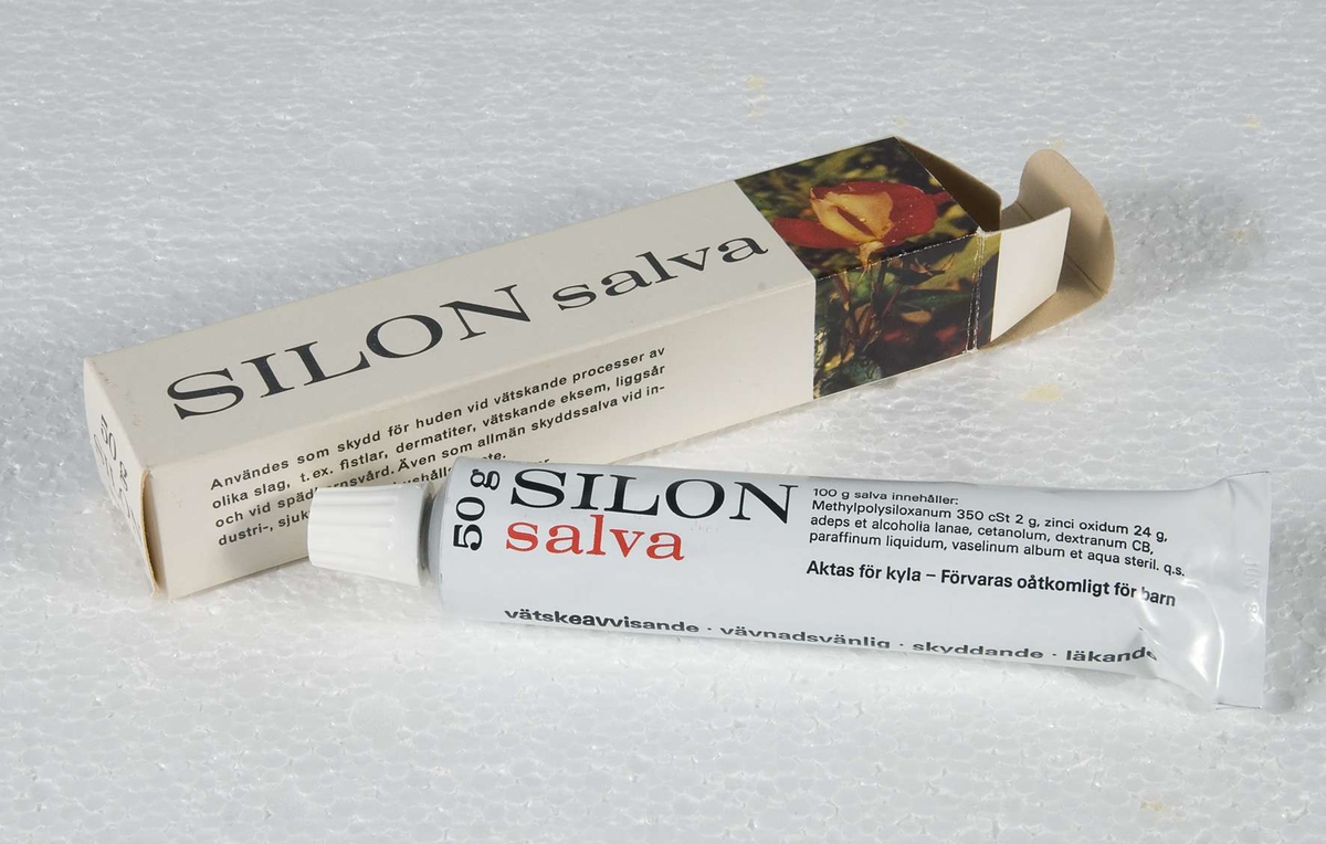 Ask av vit papp med röd ros i flerfärgstryck och svart text "SILON salva 50 g. Pharmacia". I asken vit tub 13,8 cm lång av plåt med plastkork, text i svart och rött som på asken.

