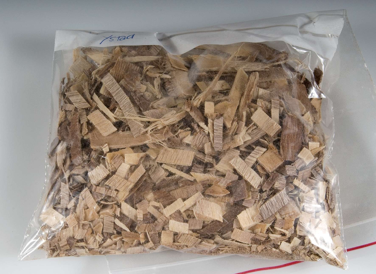 Bark från förpackning UM18215a: Vit papperspåse med svart tryck. Innehåller quillayabark, som användes för rengöring och tvättning av ylle- och sidentyger.