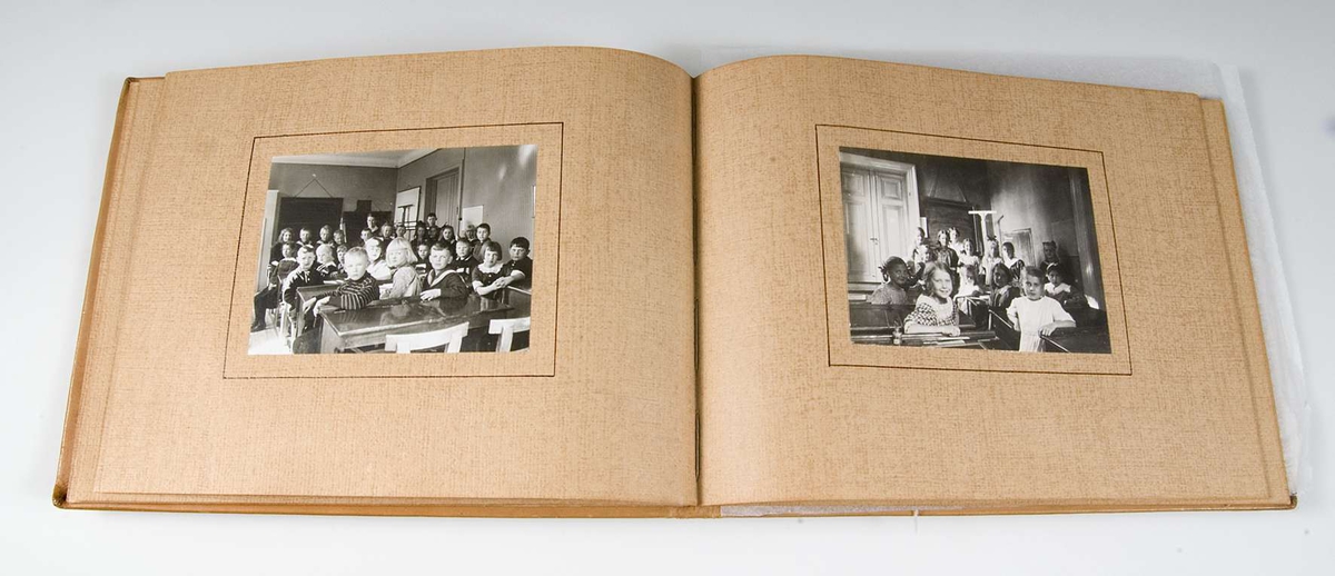 Albumets fotografier visar elever och personal vid Lindska skolan, kvarteret Ubbo, Uppsala.