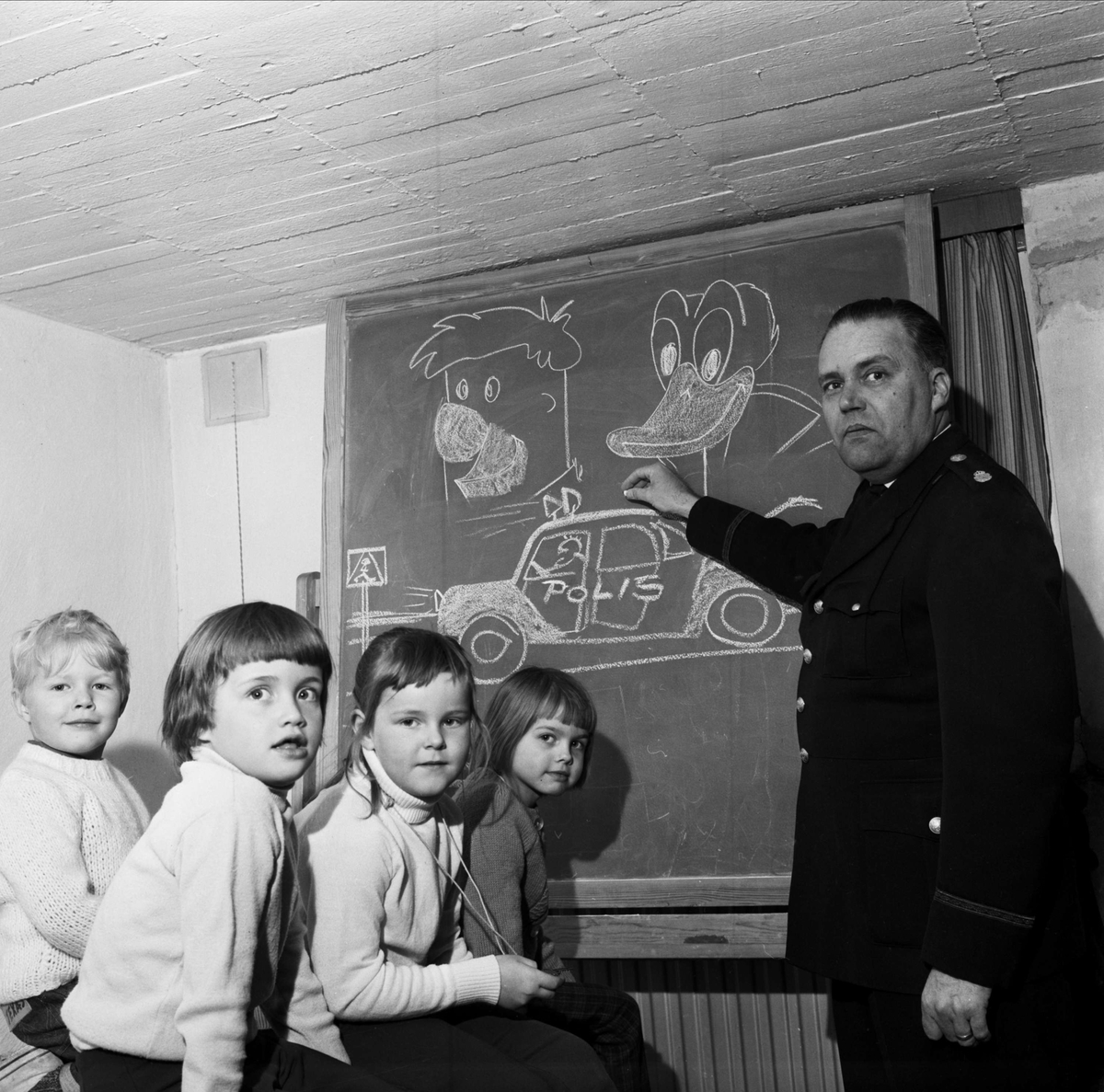 Förste polisassistent Ingemar Löfquist undervisar barn i Medborgarskolans trafiklekskola