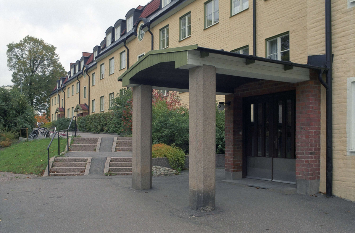Portal till flerbostadshusvid Källparksgatan, Sala backe, Uppsala 1992