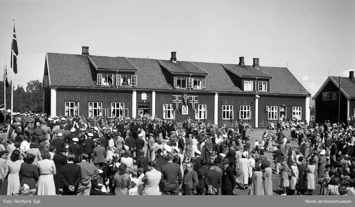 Besøkende på Jernbanemuseet på Disen på Jernbanens Dag i 1949