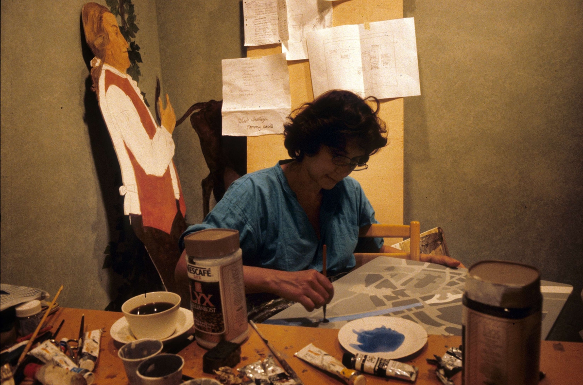 Konstnären Eva Rahmqvist arbetar med utställningen Vårt Uppsala på Upplandsmuseet, Uppsala 1986