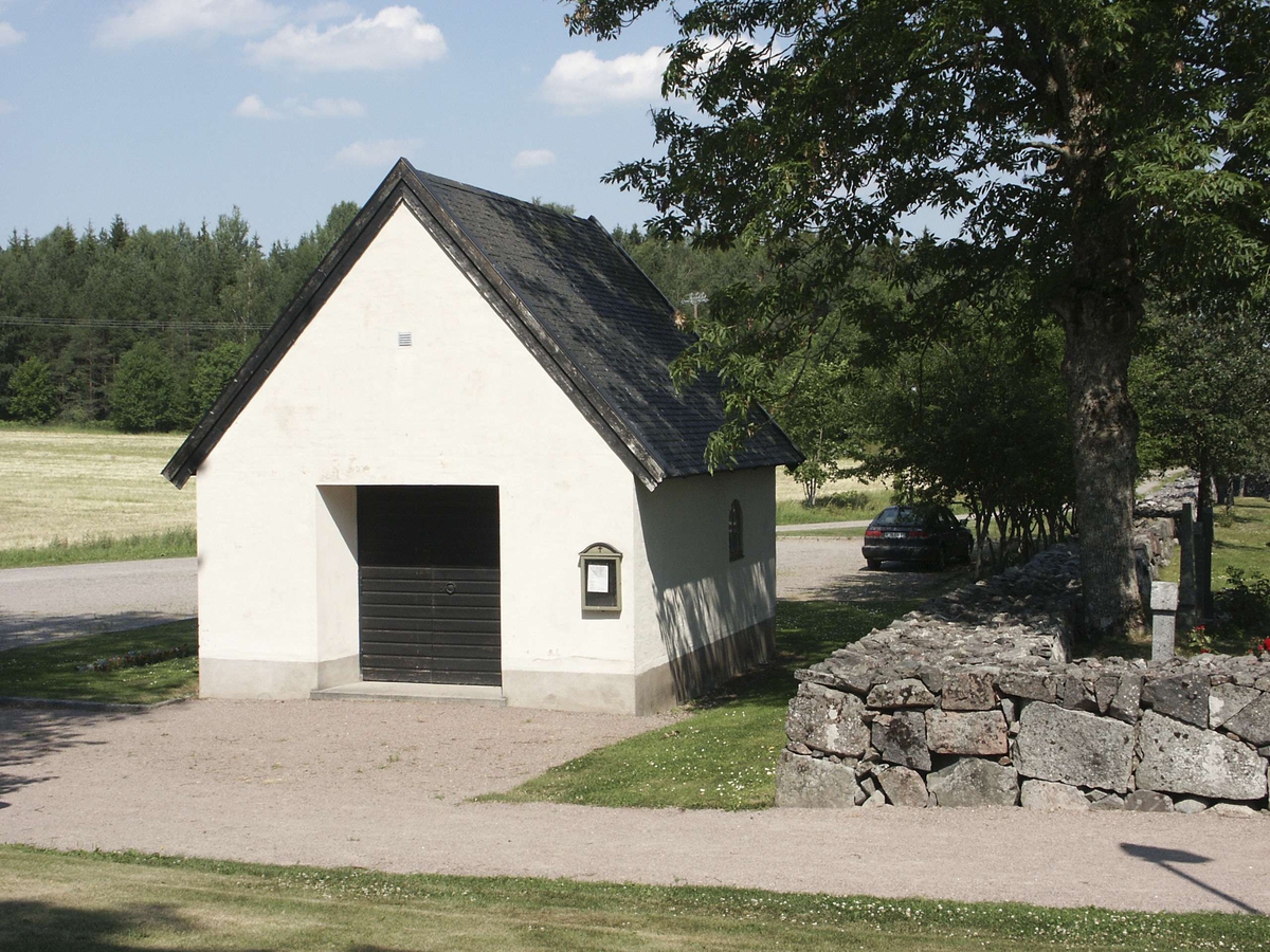 Bårhus vid Ekeby kyrka, Ekeby socken, Uppland juli 2006