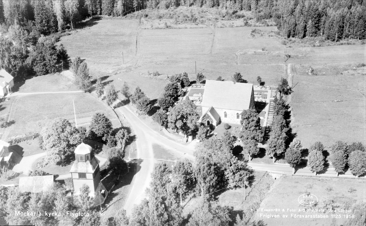 Flygfoto över Morkarla kyrka, Morkarla socken, Uppland 1958