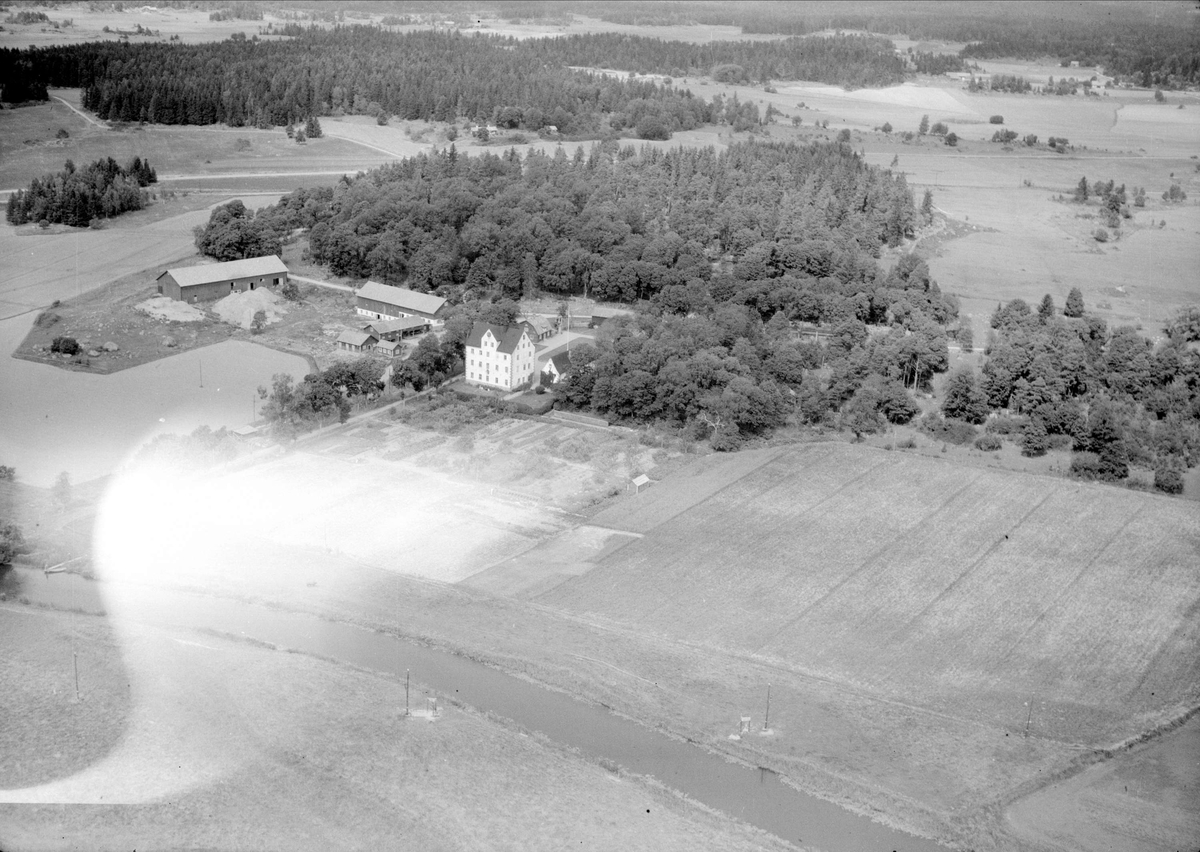 Flygfoto över Salnecke slott och Örsundaån, Gryta socken, Uppland 1947