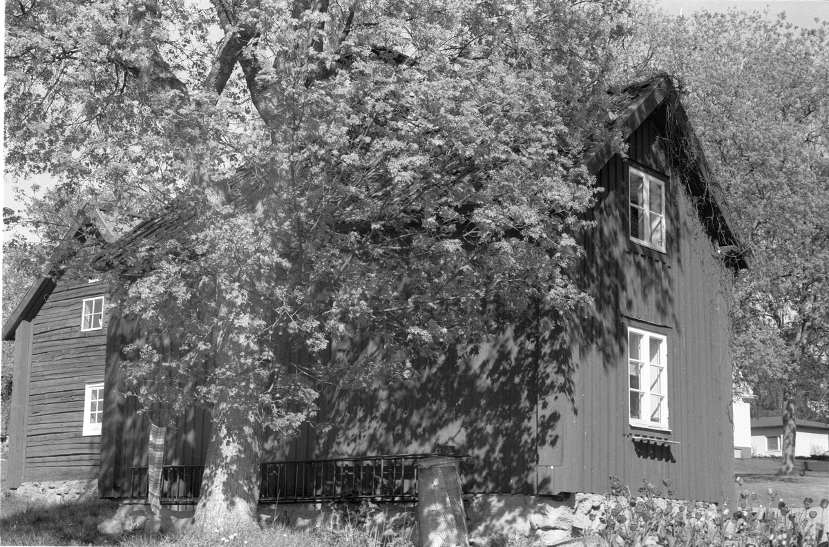 "Lillstuga", Klockarebol 1:2, Lenaberg, Lena socken, Uppland 1977