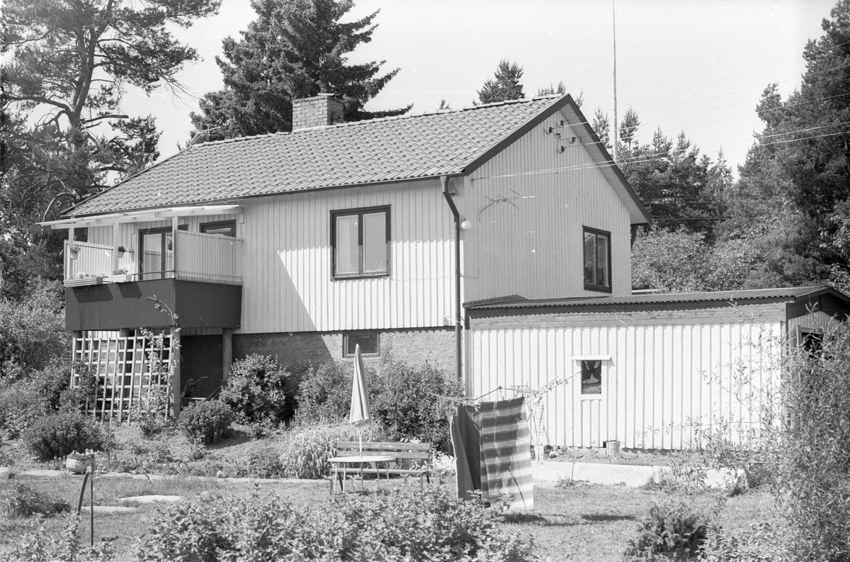 Bostadshus med garage, Österby 18:1, Läby socken, Uppland 1975