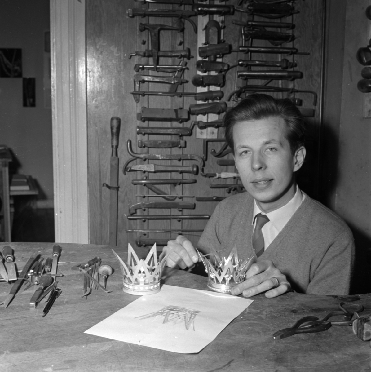Silversmeden Eric Löfman med brudkronor, Markströms Guldsmeds AB, Uppsala 1958