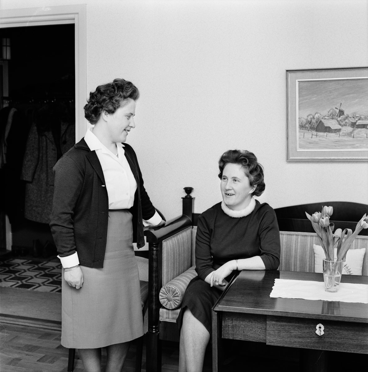 Tvillingsystrarna Aina Carlsson och Maj Nordlund, hemsystrar i  Danmarks socken, Uppland mars 1963