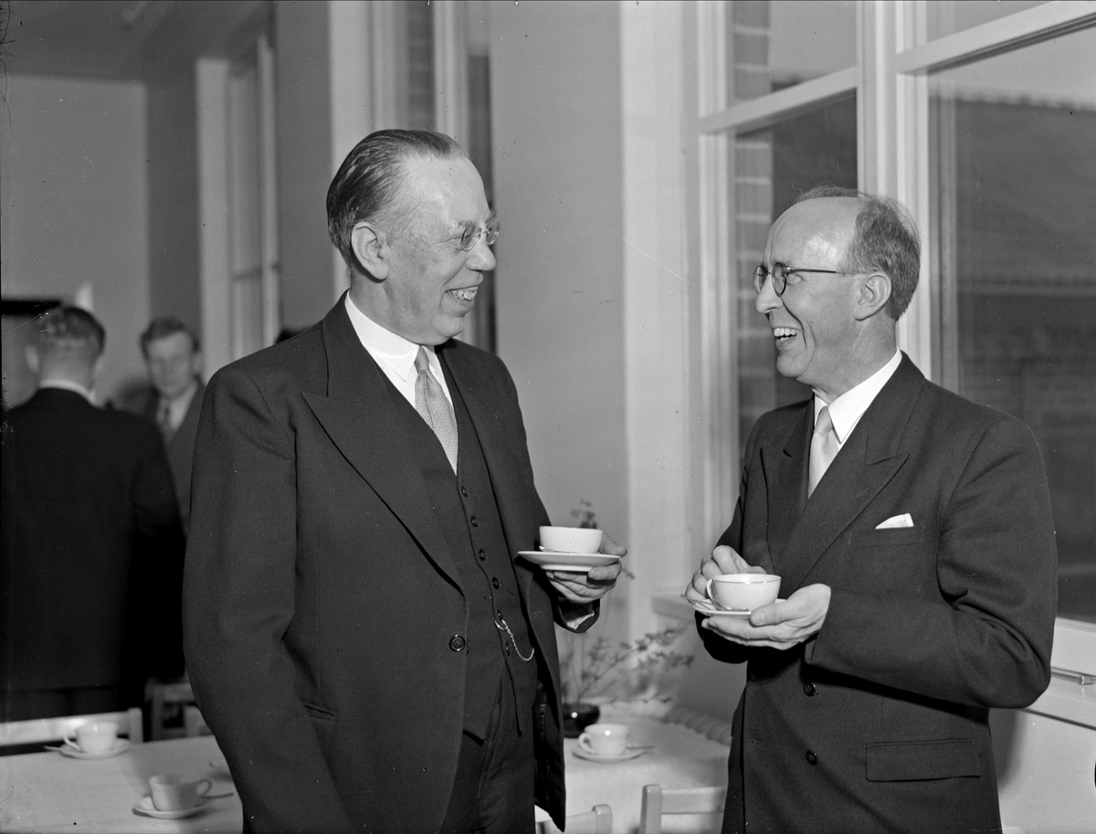 Kommunpolitikern Tycho Hedén och rektor Karl Söderberg har kafferast, Uppsala 1948 - 1949